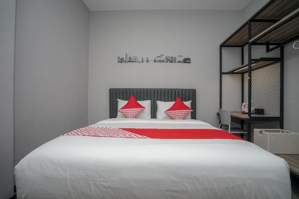 Oyo 568 Rajawali Homestay Палембанг Экстерьер фото