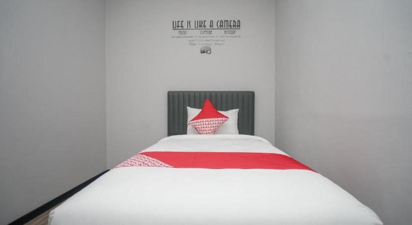 Oyo 568 Rajawali Homestay Палембанг Экстерьер фото